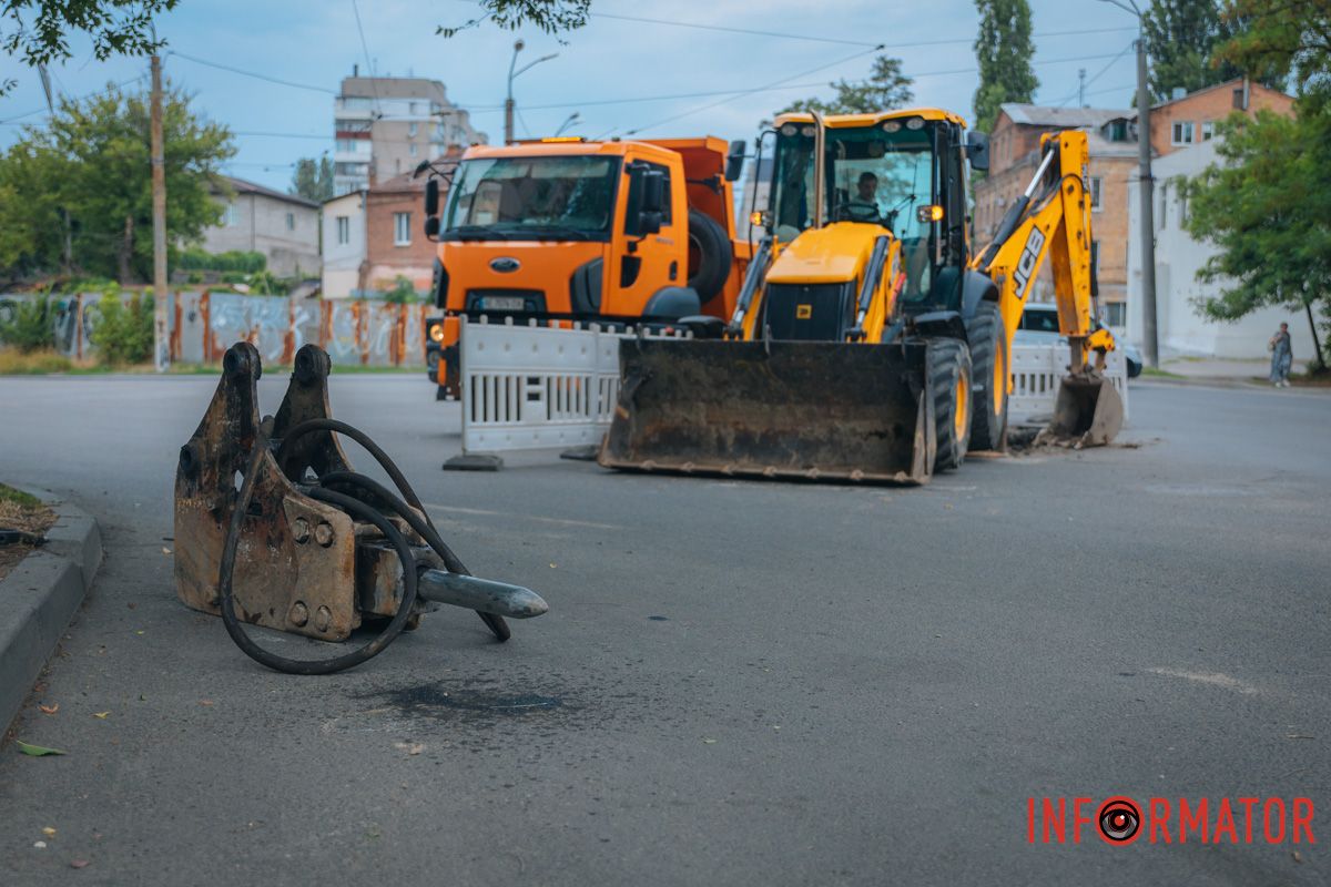 Ему со стороны Николая Руденко огородили забором. В Днепре на Ульяновской устраняют аварию на трубопроводе 5