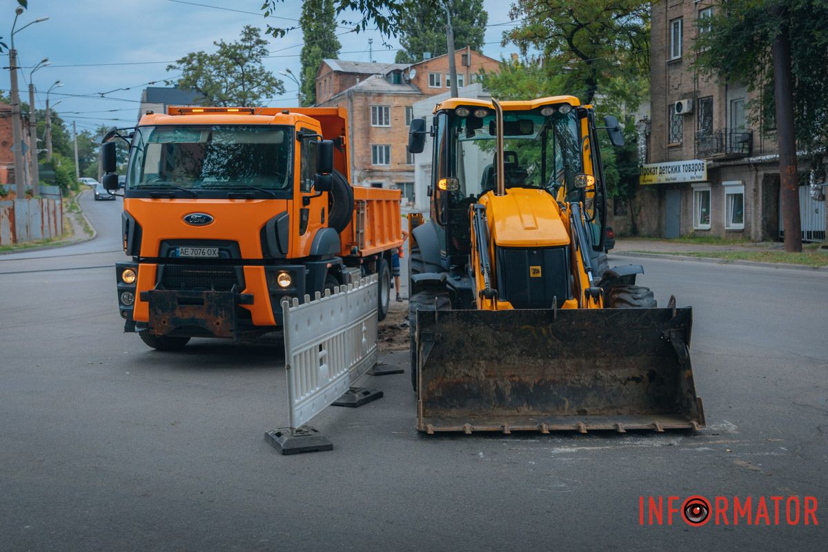 Фото по состоянию на 13:00 В Днепре на Ульяновской устраняют аварию на трубопроводе 7