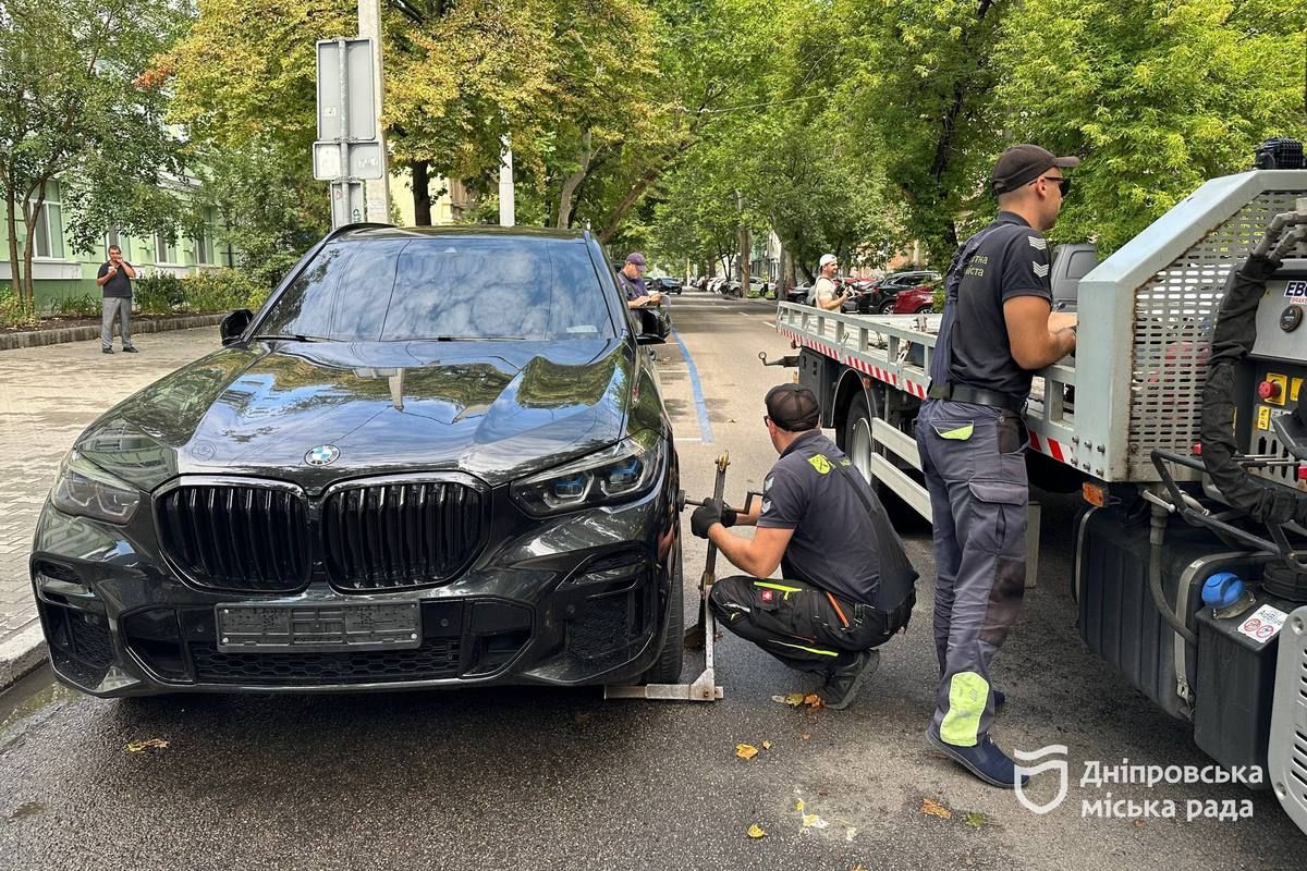 BMW готовят к эвакуации «Сняли намеренно во избежание штрафов»: в Днепре начали эвакуировать автомобили без номеров 3
