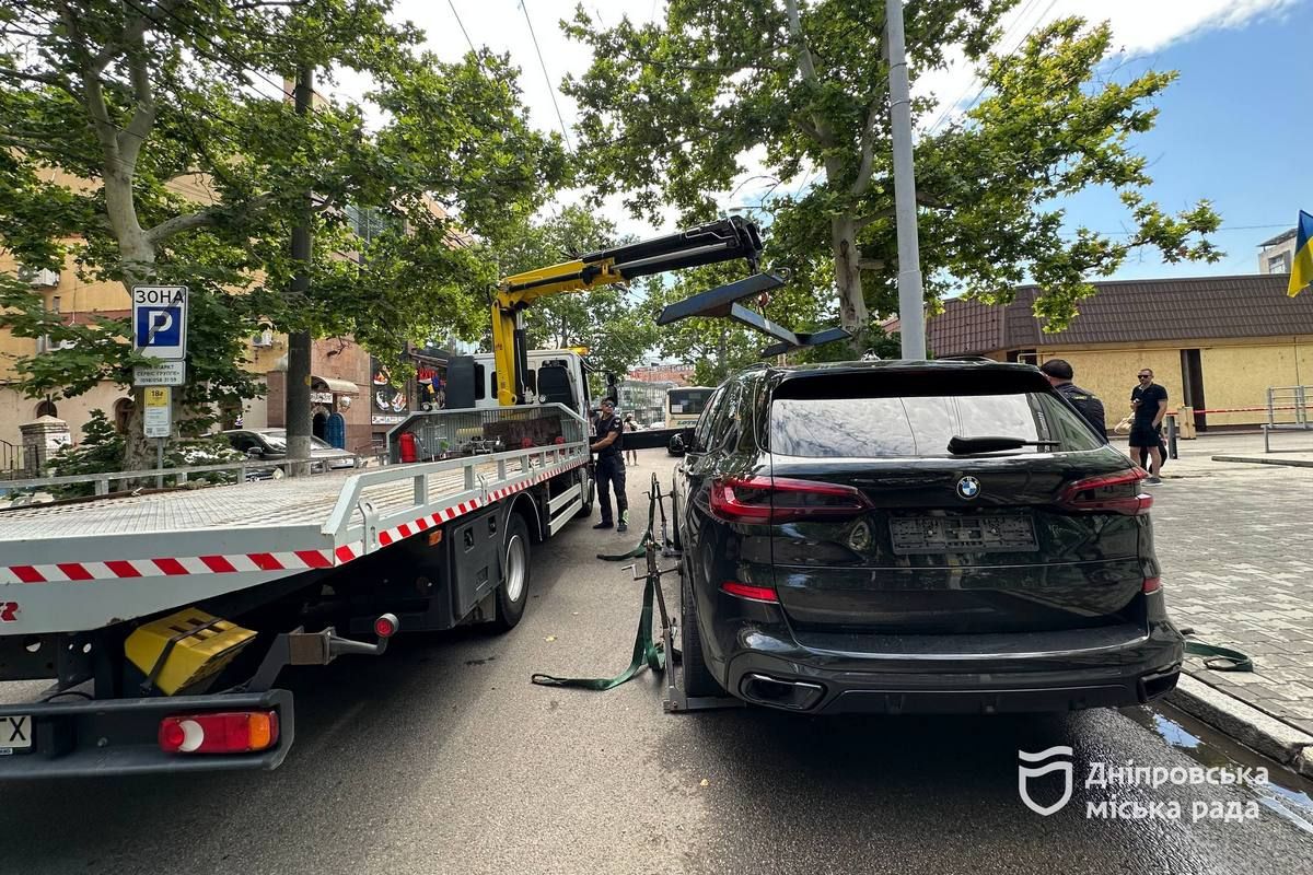 Возврат автомобиля возможно после уплаты штрафа «Сняли специально, чтобы избежать штрафов»: в Днепре начали эвакуировать автомобили без номеров 4