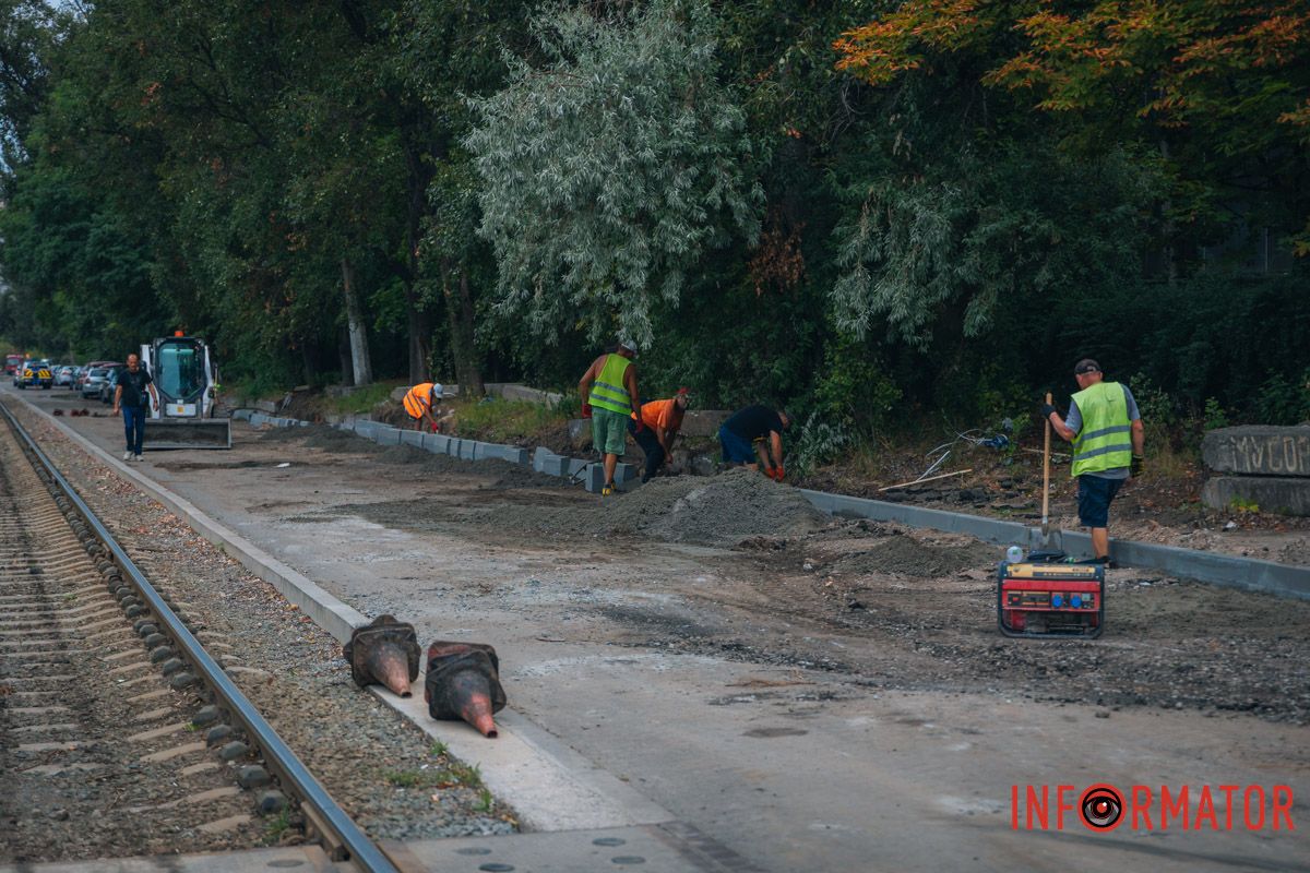 В Днепре на Николая Руденко продолжаются работы по обновлению километра дороги.