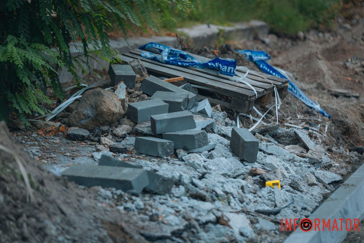 В Днепре на Николая Руденко продолжаются работы по обновлению километра дороги 3