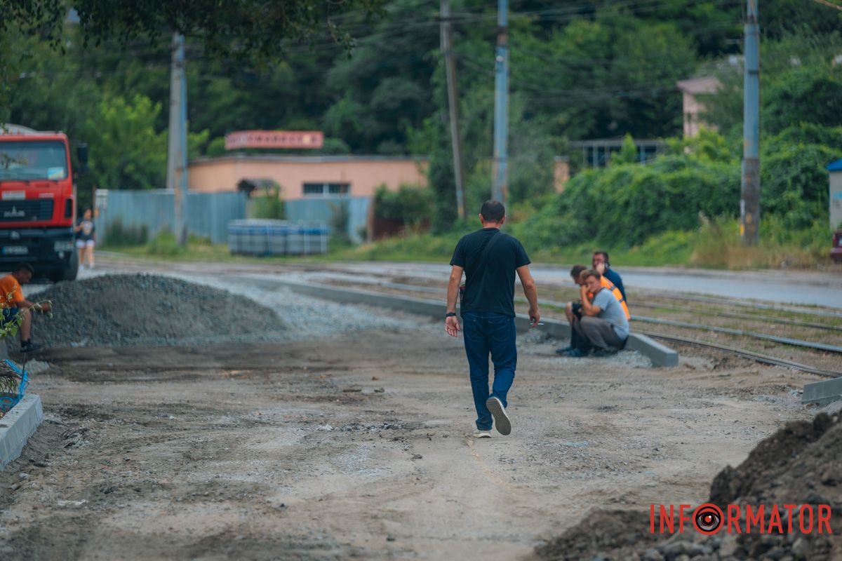 В Днепре на Николая Руденко продолжаются работы по обновлению километра дороги.