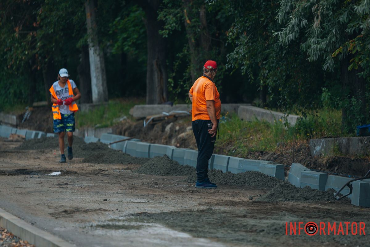 В Днепре на Николая Руденко продолжаются работы по обновлению километра дороги 6