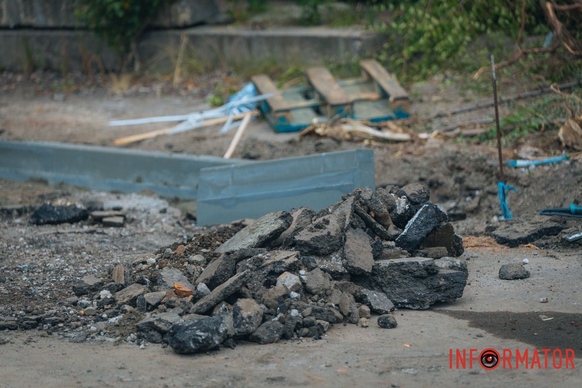 В Днепре на Николая Руденко продолжаются работы по обновлению километра дороги 9