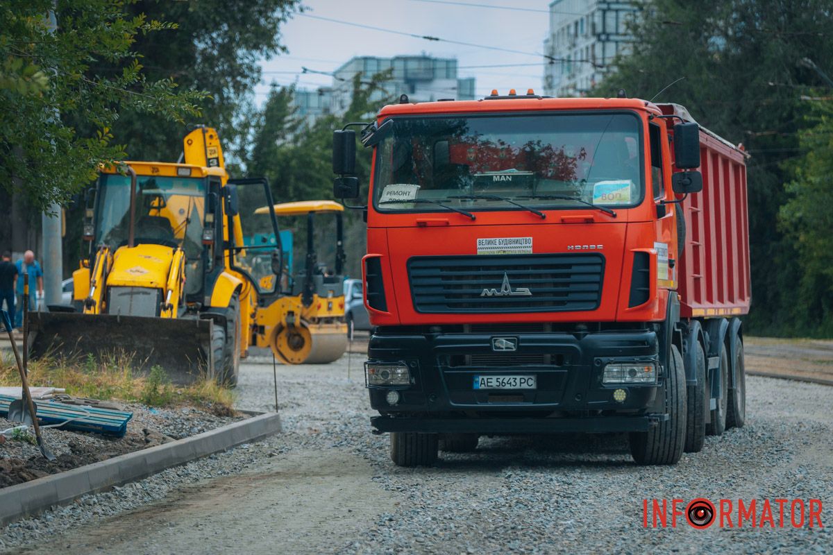 В Днепре на Николая Руденко продолжаются работы по обновлению километра дороги 20