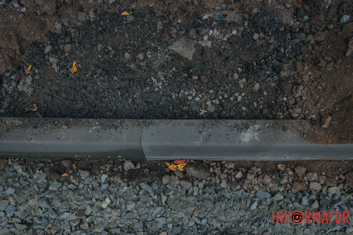 В Днепре на Николая Руденко продолжаются работы по обновлению километра дороги 18