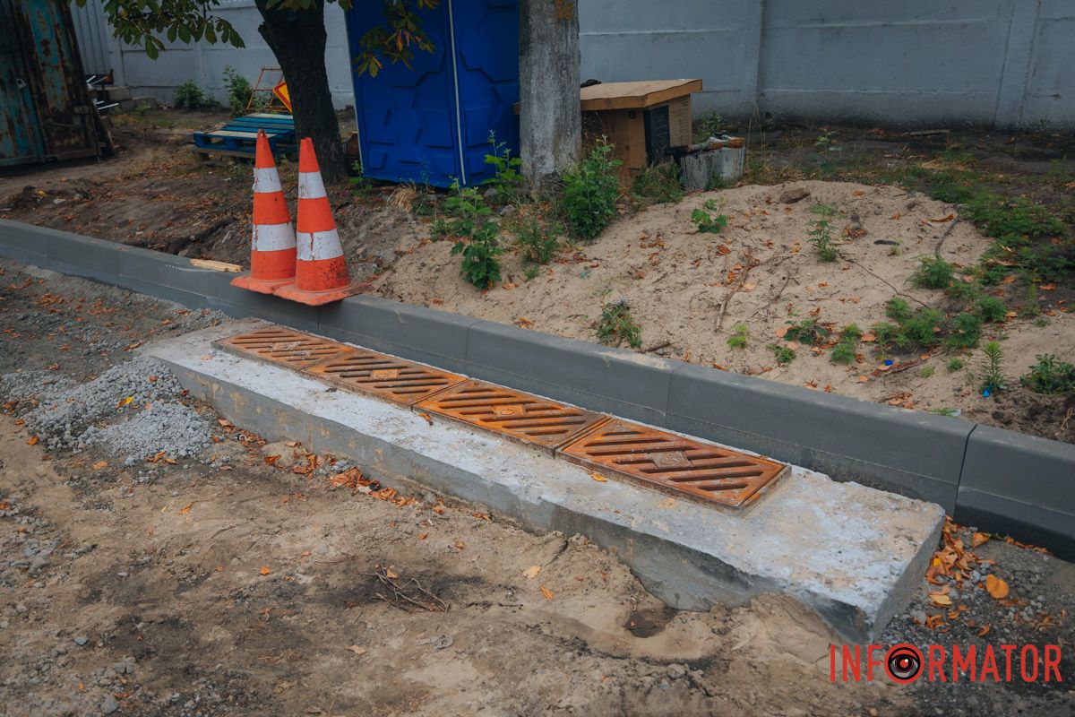 В Днепре на Николая Руденко продолжаются работы по обновлению километра дороги 16