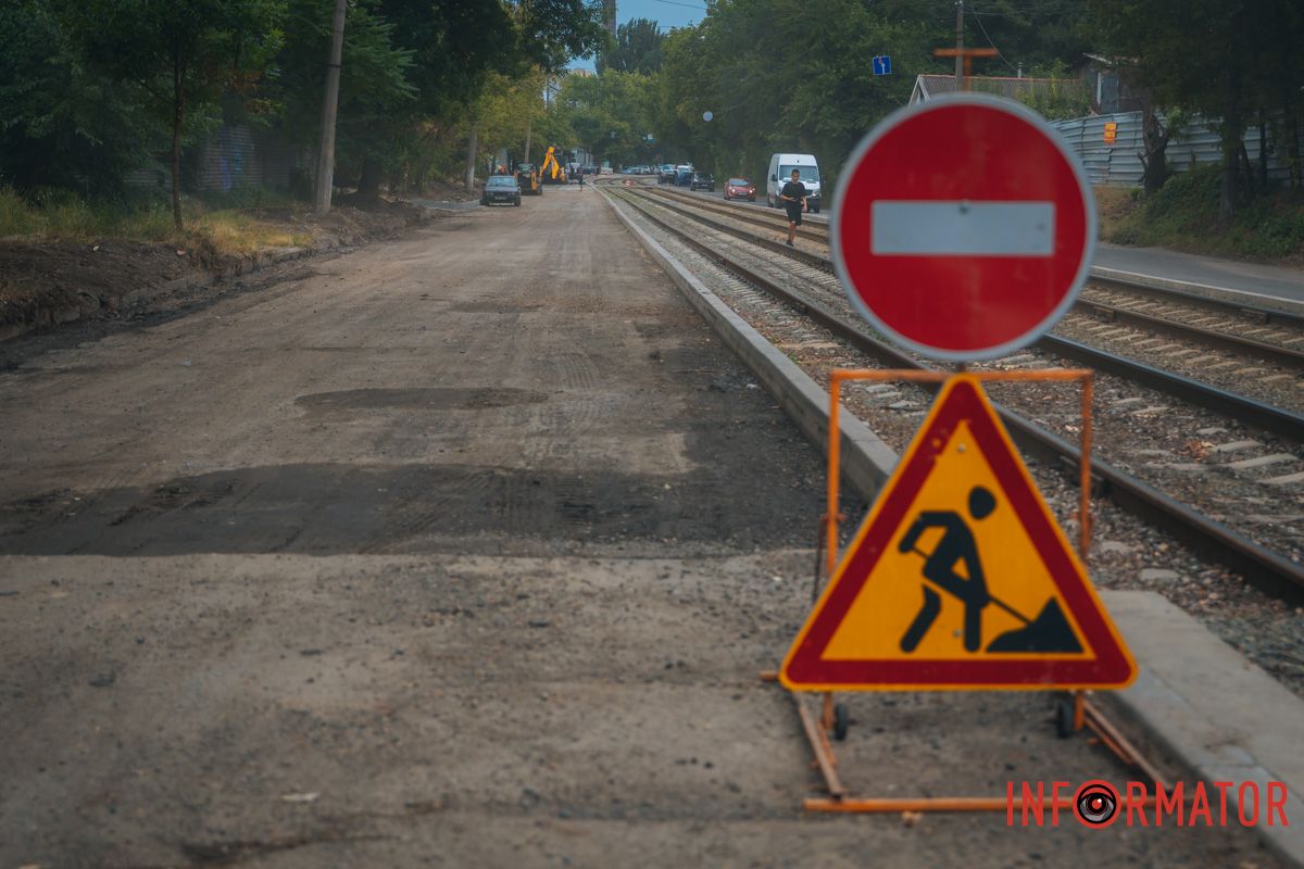 В Днепре на Николая Руденко продолжаются работы по обновлению километра дороги 22