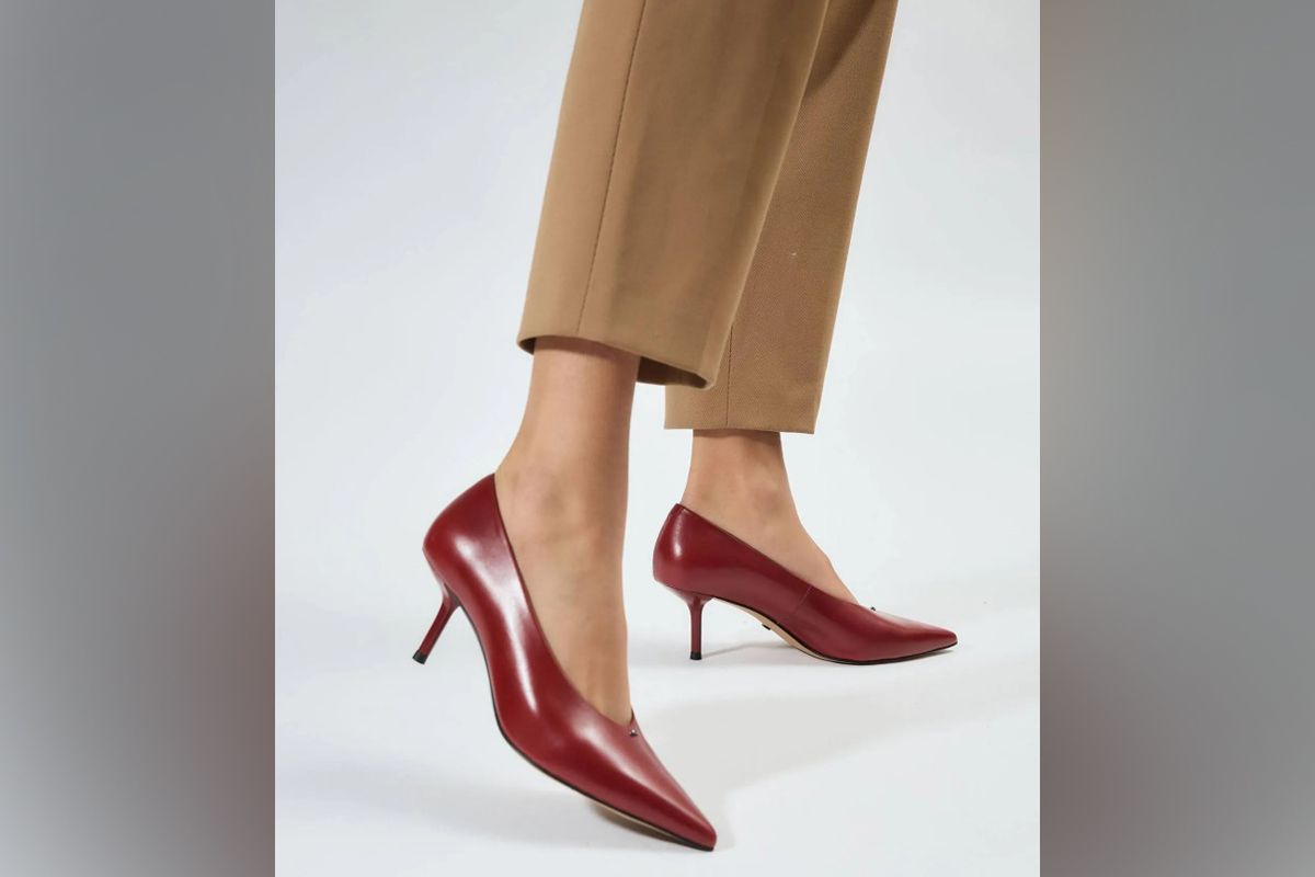 Туфлі кольору вишні чи червоного вина - основа образу