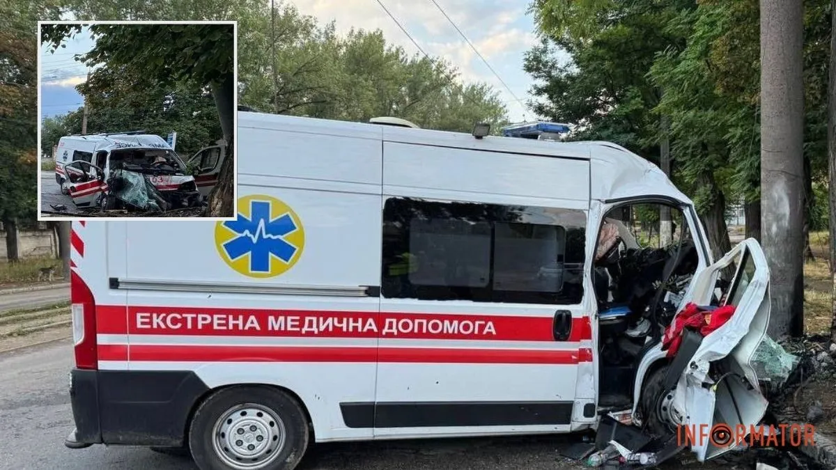 В Днепре на Богдана Хмельницкого карета скорой влетела в столб: есть погибший и травмированные