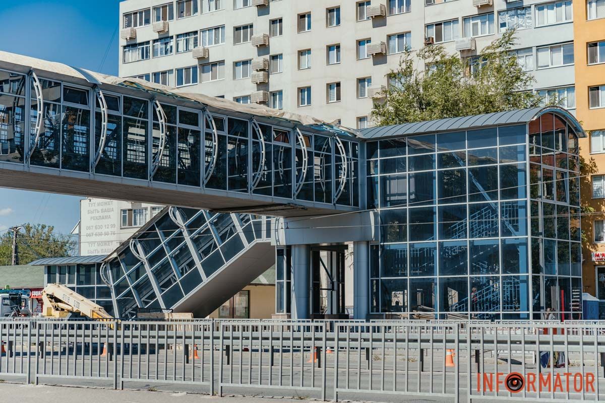 В Днепре продолжают ремонт надземного пешеходного перехода