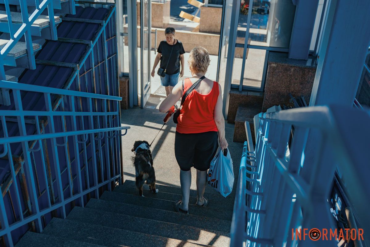 Люди спускаются по лестнице