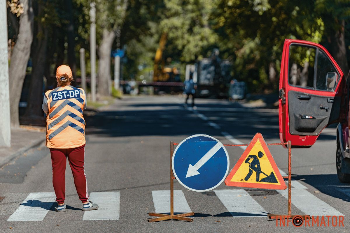 На час виконання робіт КП «Міськзеленбуд» встановило огорожу та попереджувальні знаки У Дніпрі перекрили вулицю Паторжинського: строки та причина 5