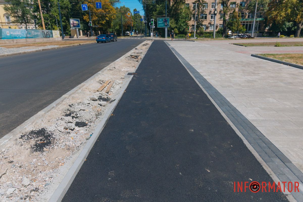 Новый тротуар и велодорожка: в Днепре обновили бульвар на Яворницкого 13