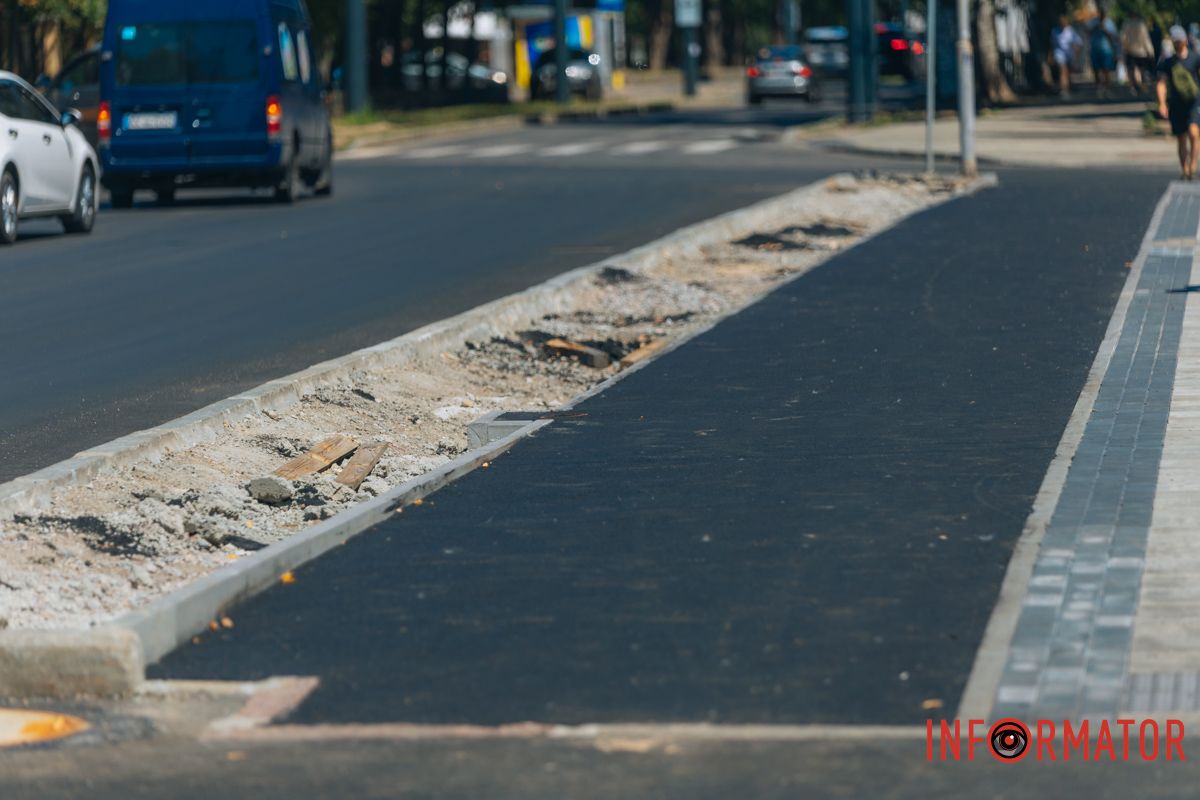 Новый тротуар и велодорожка: в Днепре обновили бульвар на Яворницкого 19