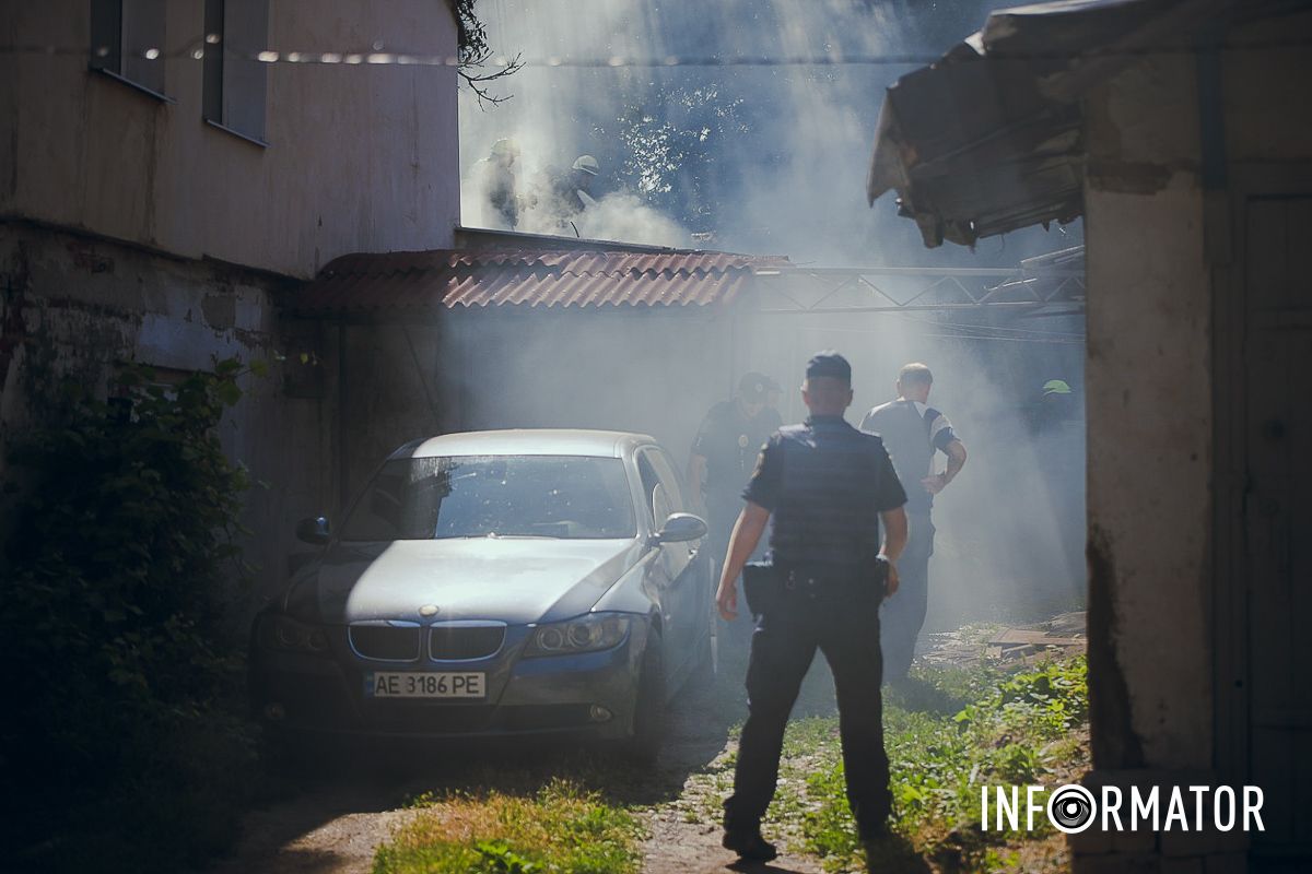 Про це повідомляє Інформатор з місця події Стовп чорного диму у центрі Дніпра: що відомо про пожежу на Короленка 8