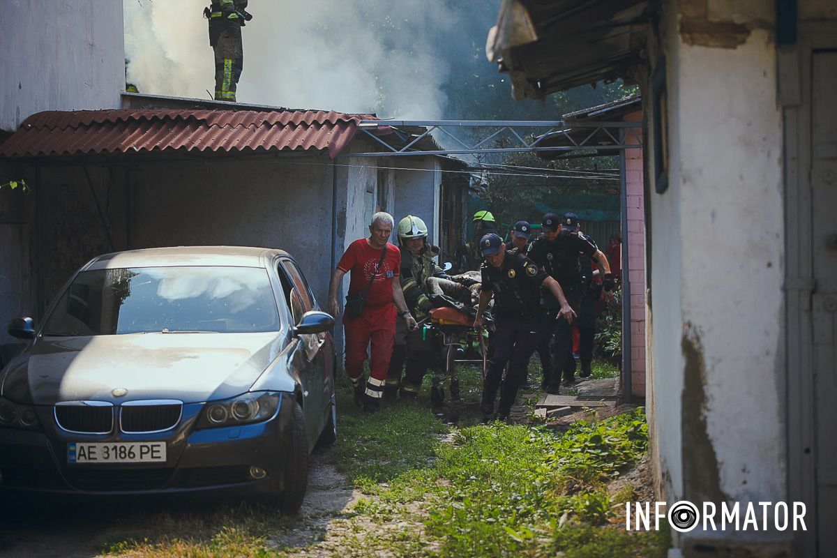 Попередньо, там загорівся сарай Стовп чорного диму у центрі Дніпра: що відомо про пожежу на Короленка 3