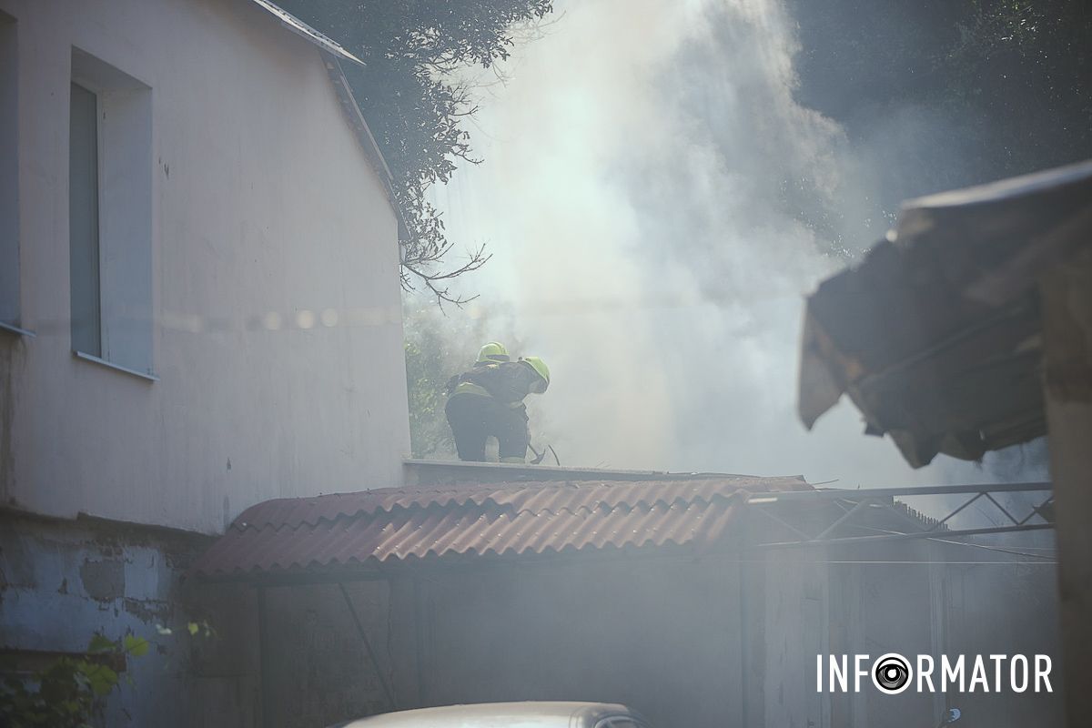 Чоловіка у важкому стані шпиталізувал Стовп чорного диму у центрі Дніпра: що відомо про пожежу на Короленка 7