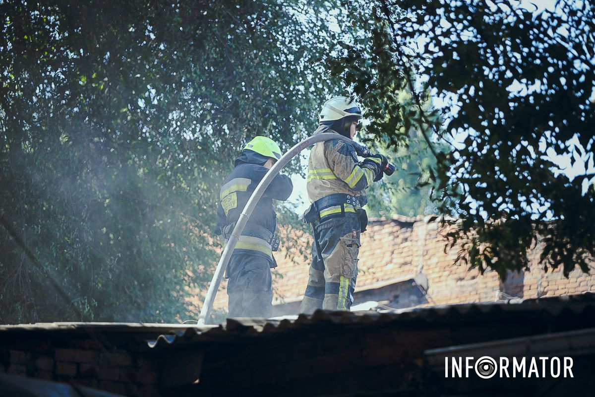 А також гвардійці 31 бригади національної гвардії України Стовп чорного диму у центрі Дніпра: що відомо про пожежу на Короленка 5