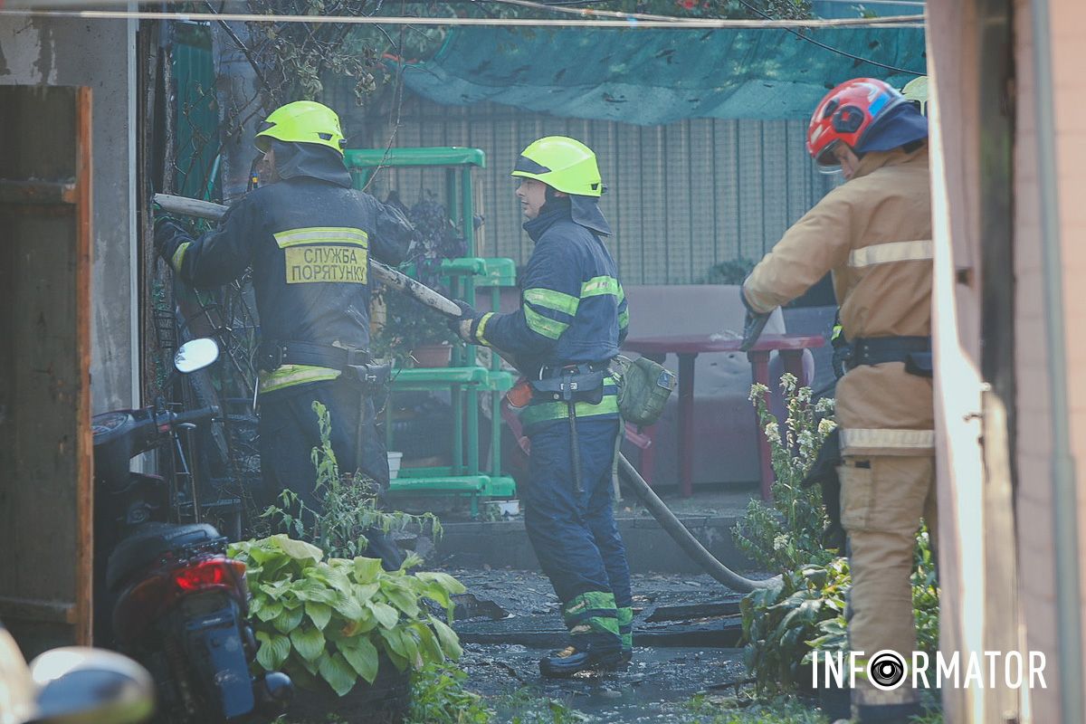 Станом на 9:30 на місці працюють рятувальники, поліцейські, медики, газовики Стовп чорного диму у центрі Дніпра: що відомо про пожежу на Короленка 4