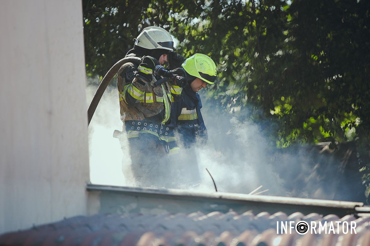 Що стало причиною пожежі, наразі невідомо Стовп чорного диму у центрі Дніпра: що відомо про пожежу на Короленка 9