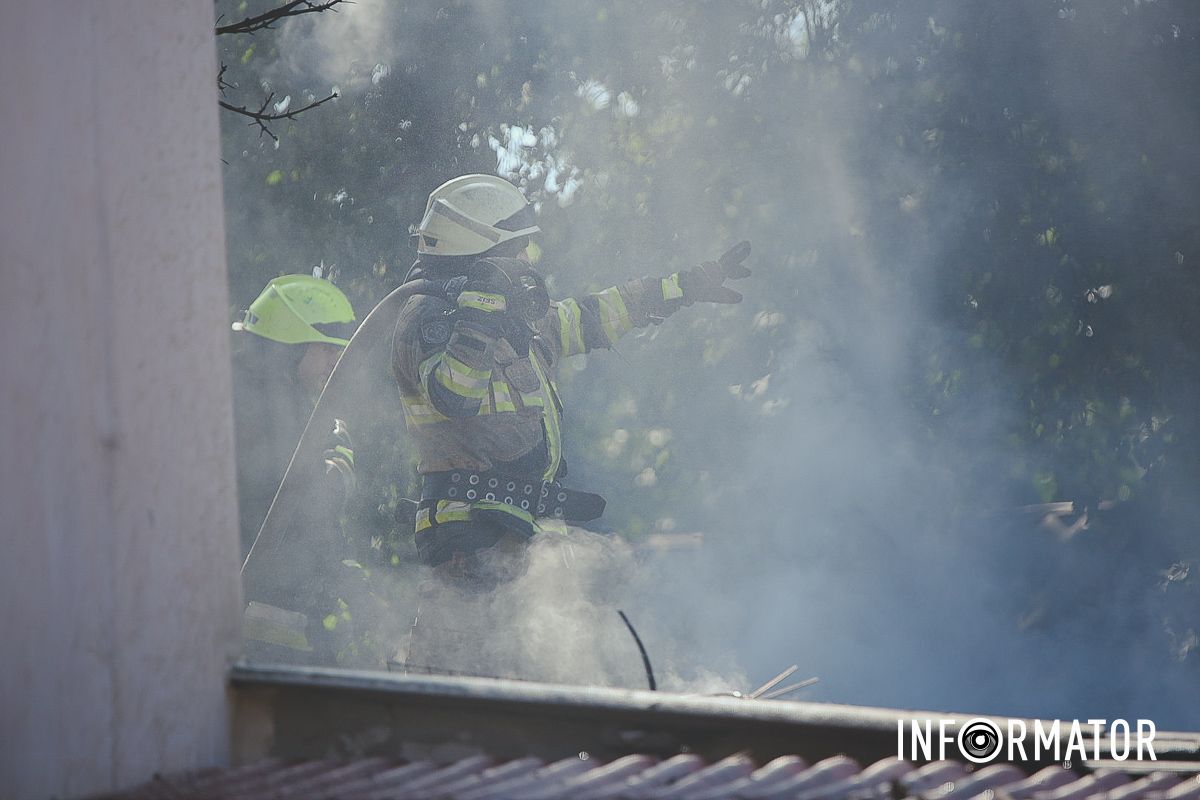 Всі обставини встановлюють Стовп чорного диму у центрі Дніпра: що відомо про пожежу на Короленка 10