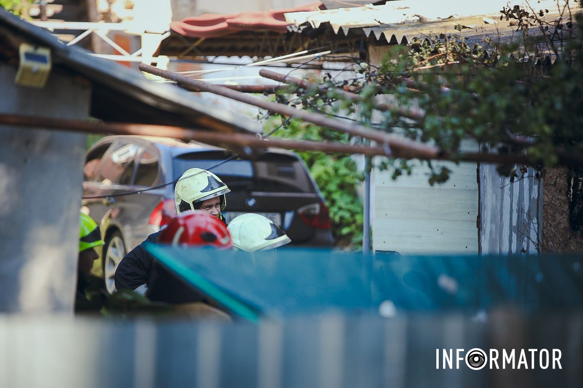 Місцеві мешканці шоковані інцидентом Стовп чорного диму у центрі Дніпра: що відомо про пожежу на Короленка 11