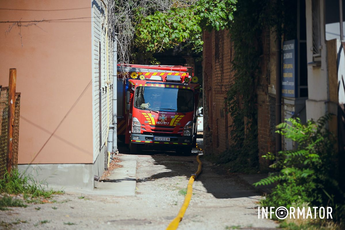 Фото: Дмитро Дворський Стовп чорного диму у центрі Дніпра: що відомо про пожежу на Короленка 12