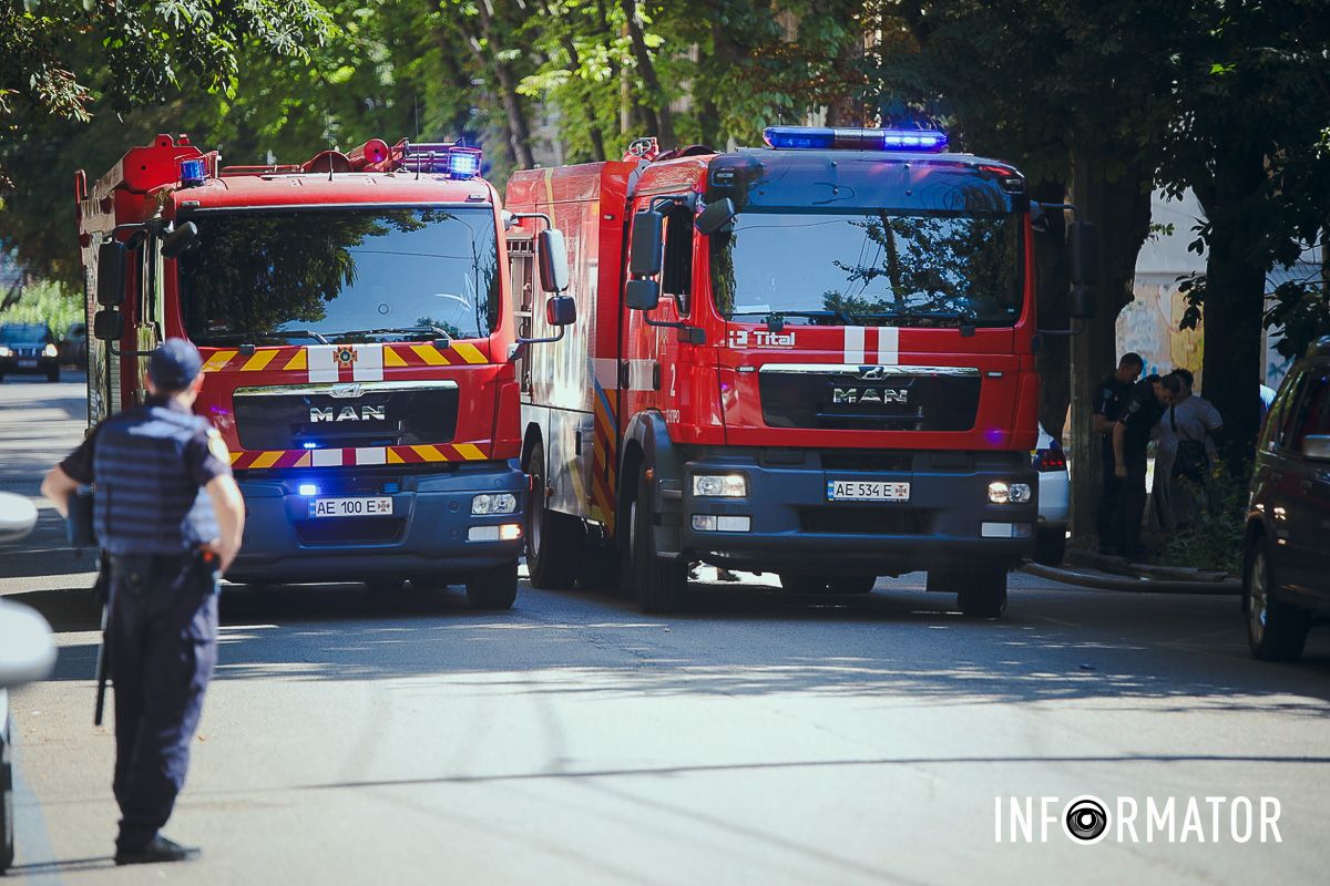 Бережіть себе Стовп чорного диму у центрі Дніпра: що відомо про пожежу на Короленка 13