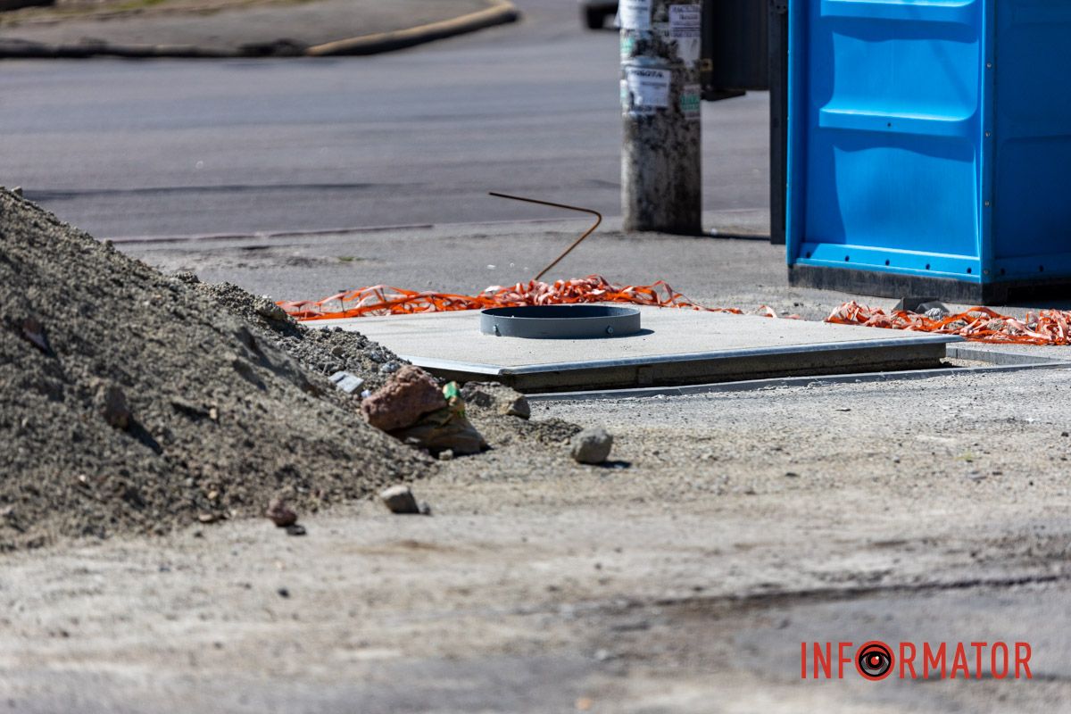 В Днепре на Старомостовой площади устанавливают новые мусорные баки