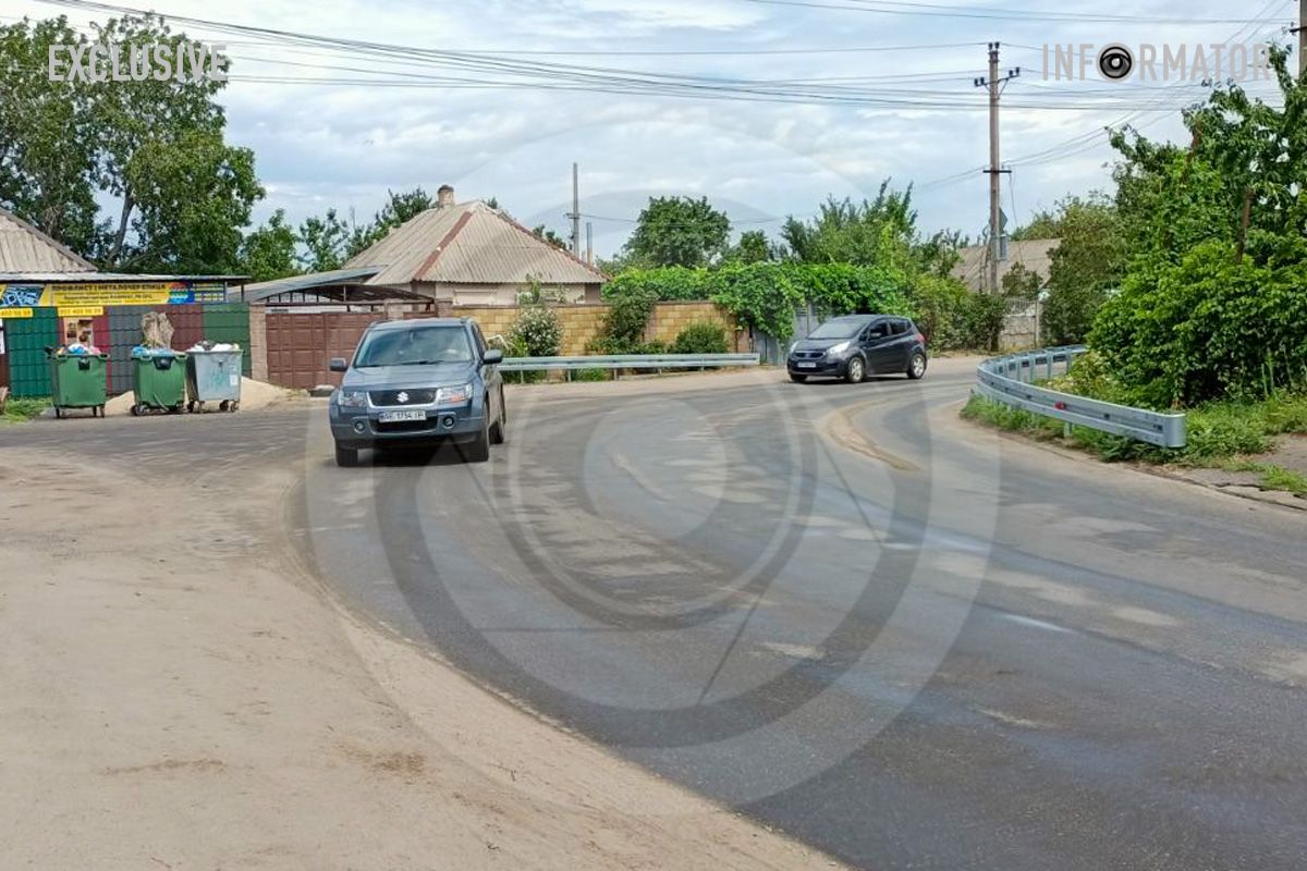 Недалеко находится остановка, по дороге постоянно проходят люди, а сам поворот – довольно резкий