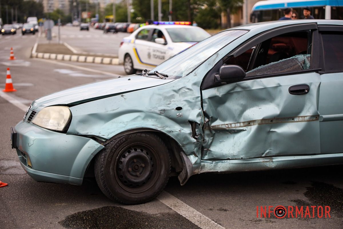 За попередньою інформацією, автомобіль Chevrolet їхав на миготливий сигнал світлофора по проспекту Героїв За попередньою інформацією, автомобіль Chevrolet їхав на миготливий сигнал світлофора по проспекту Героїв