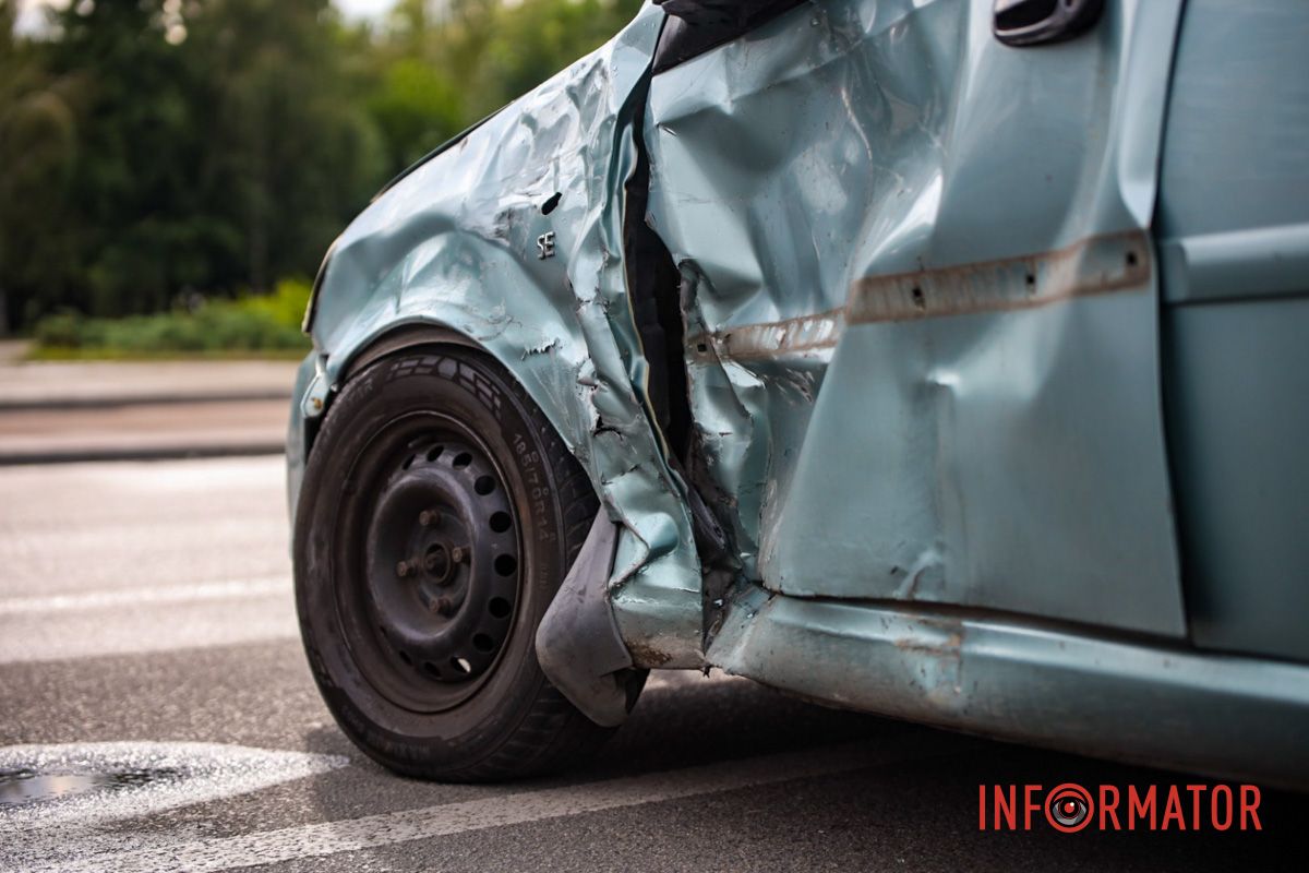 У цей момент зі сторони Бульвару Слави їхала Toyota У цей момент зі сторони Бульвару Слави їхала Toyota