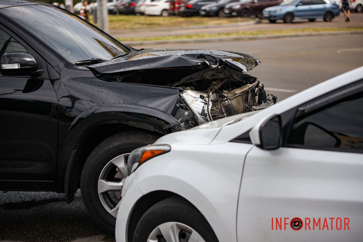 Потім вона зачепила Hyundai білого кольору Потім вона зачепила Hyundai білого кольору