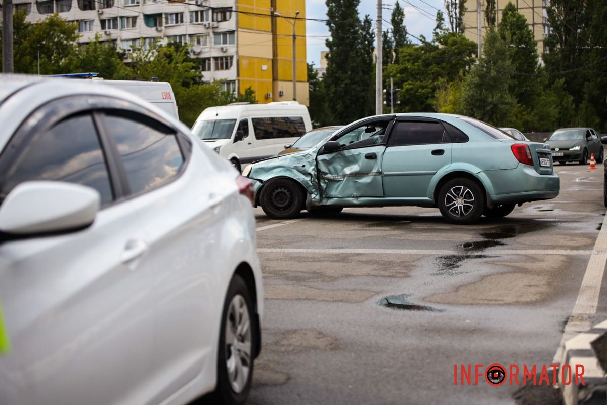 Сильна вм'ятина з боку водійського місця Сильна вм'ятина з боку водійського місця