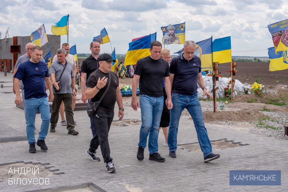 Уже завершили обустройство центральной аллеи и парковочной площадки.