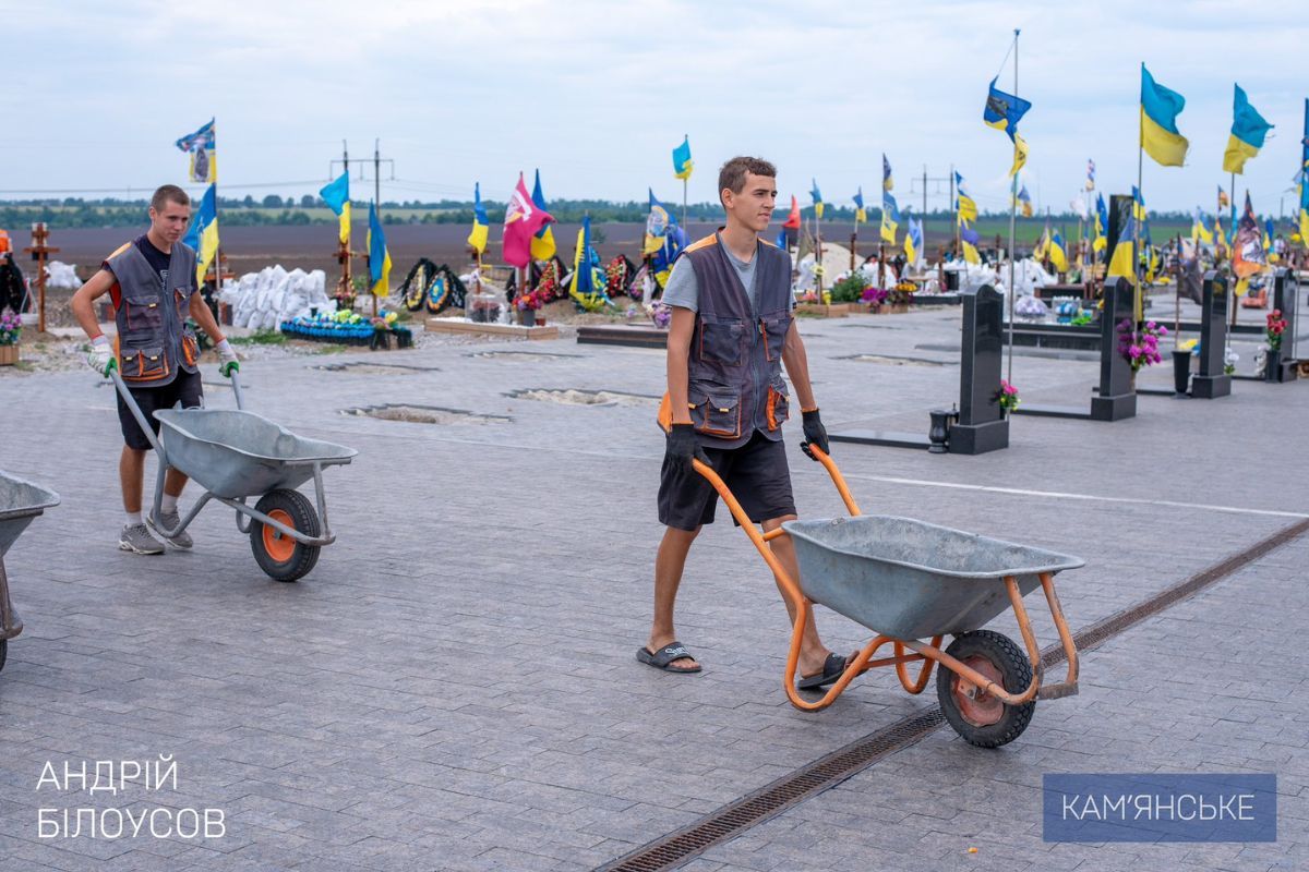 В Каменском продолжается второй этап обновления кладбища по улице Весенней
