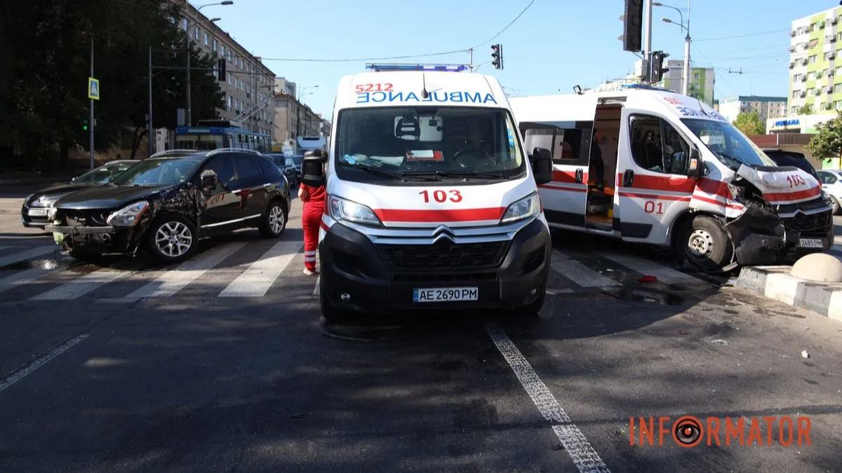 У Дніпрі на Слобожанському проспекті "швидка" зіштовхнулася з Nissan та ледь не збила людей