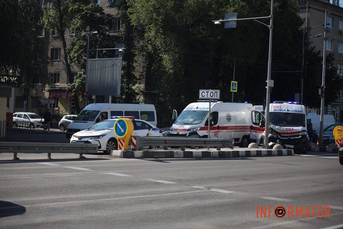 Люди саме рухалися пішохідним переходом, коли "швидку" віднесло в їхній бік Люди саме рухалися пішохідним переходом, коли "швидку" віднесло в їхній бік