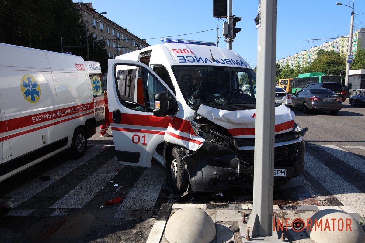 Обидві автівки зазнали значних пошкоджень Обидві автівки зазнали значних пошкоджень
