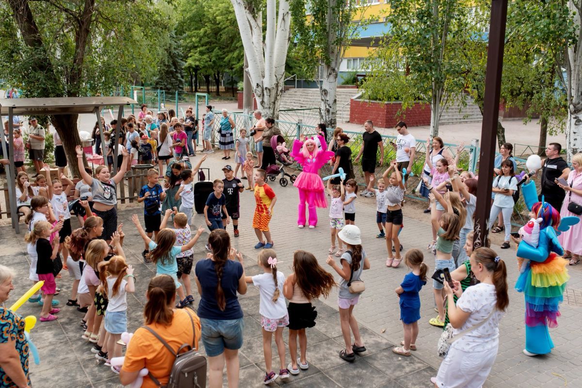 У складні часи дітям особливо потрібні приводи для веселощів та спосіб відволіктися від страшних подій