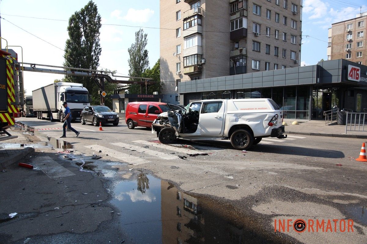 На Слобожанському проспекті машина рятувальників вʼїхала у будинок після зіткнення з Toyota У Дніпрі на Слобожанському проспекті машина рятувальників вʼїхала у будинок після зіткнення з Toyota 1