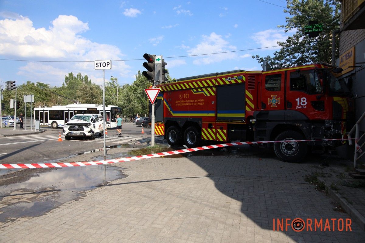 На місці працюють патрульні У Дніпрі на Слобожанському проспекті машина рятувальників вʼїхала у будинок після зіткнення з Toyota 4