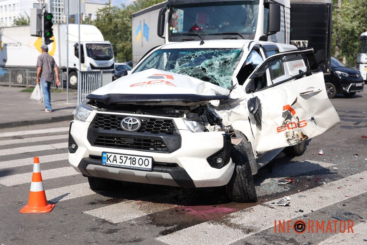 Водія Toyota вивільняли рятувальники У Дніпрі на Слобожанському проспекті машина рятувальників вʼїхала у будинок після зіткнення з Toyota 19