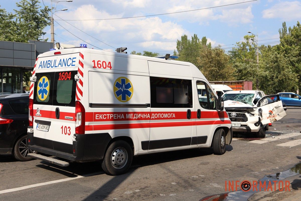 "Швидка" на місці ДТП У Дніпрі на Слобожанському проспекті машина рятувальників вʼїхала у будинок після зіткнення з Toyota 16