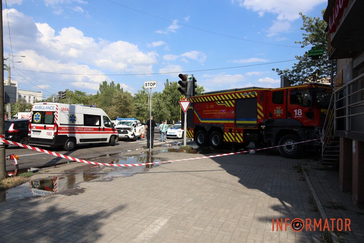 Автомобіль Ford рятувальників врізався у будинок У Дніпрі на Слобожанському проспекті машина рятувальників вʼїхала у будинок після зіткнення з Toyota 18