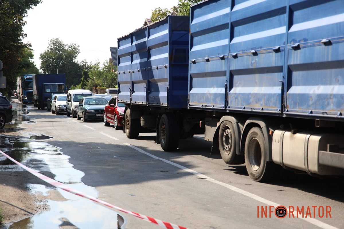 Рух по Старочумацькій в обох напрямках ускладнений У Дніпрі на Слобожанському проспекті машина рятувальників вʼїхала у будинок після зіткнення з Toyota 10