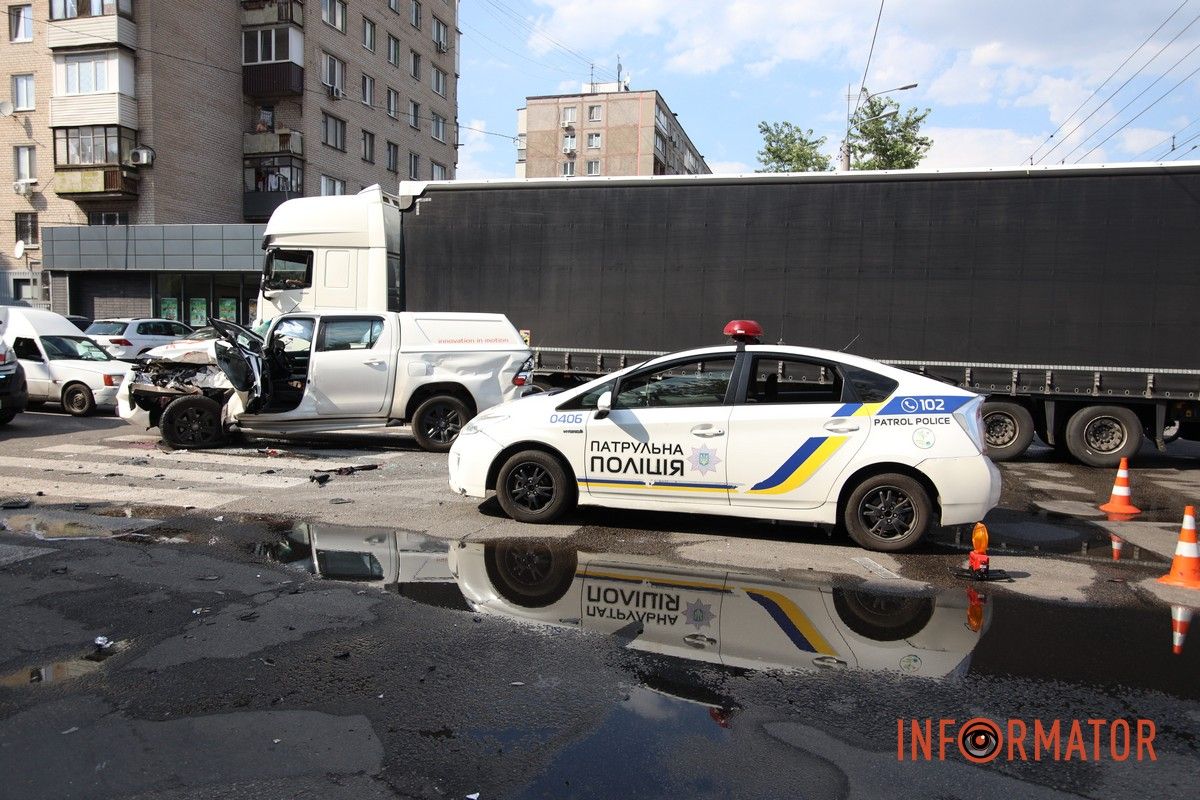 На місці працювали медики У Дніпрі на Слобожанському проспекті машина рятувальників вʼїхала у будинок після зіткнення з Toyota 9
