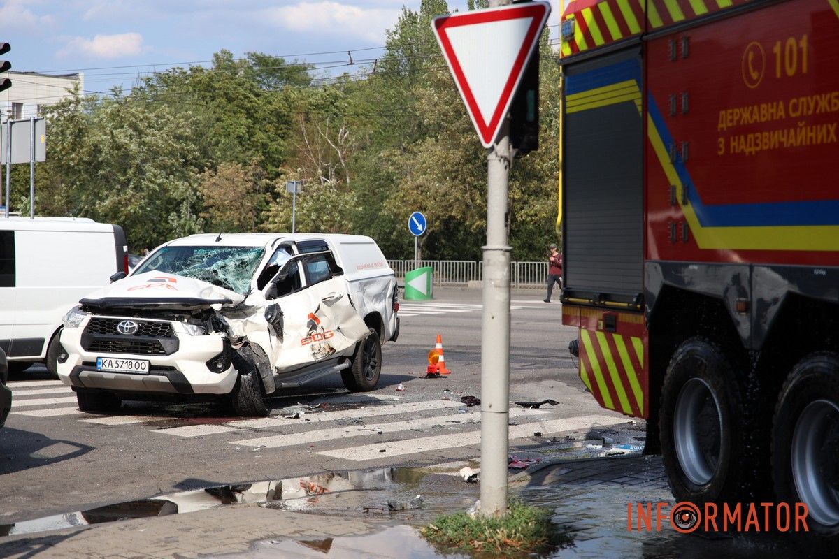 Авто ДСНС врізалось у будинок У Дніпрі на Слобожанському проспекті машина рятувальників вʼїхала у будинок після зіткнення з Toyota 7
